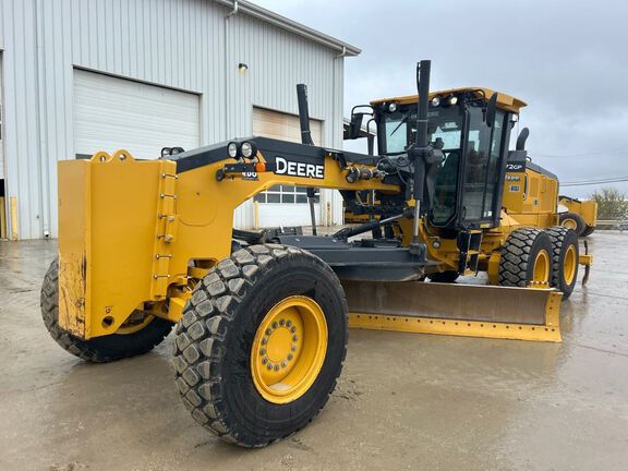 Photo of a 2023 John Deere 772G