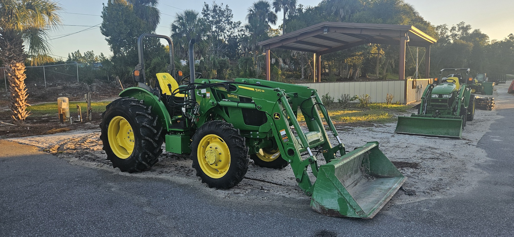 2021 John Deere 5075E Image 3