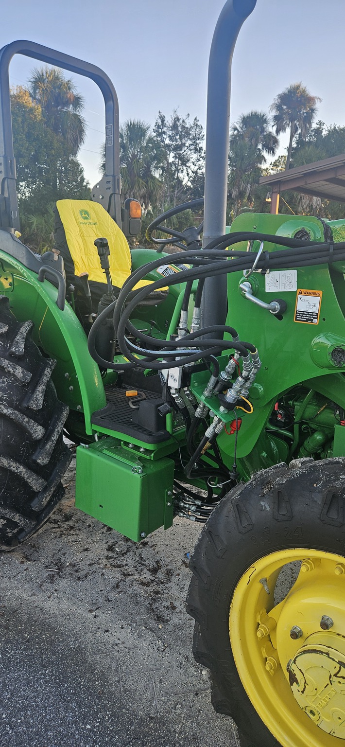 2021 John Deere 5075E Image 6