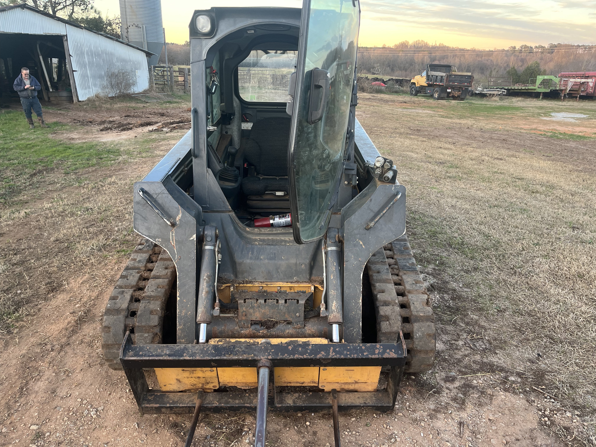 2012 John Deere 323D Image 4