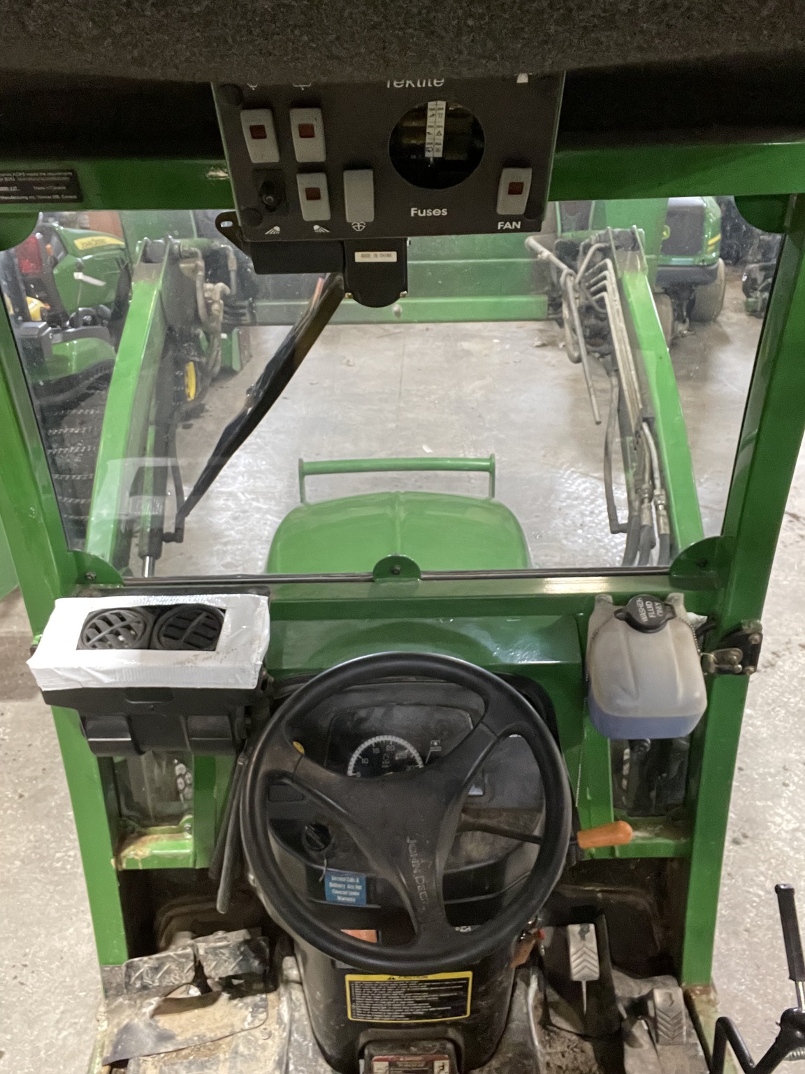 2015 John Deere 2025R Image 10