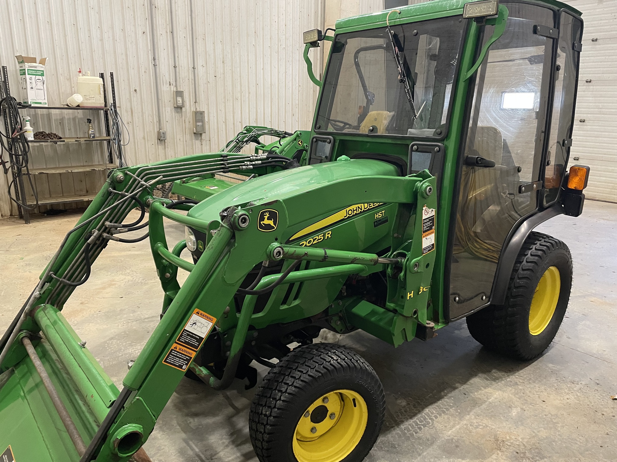 2015 John Deere 2025R Image 1