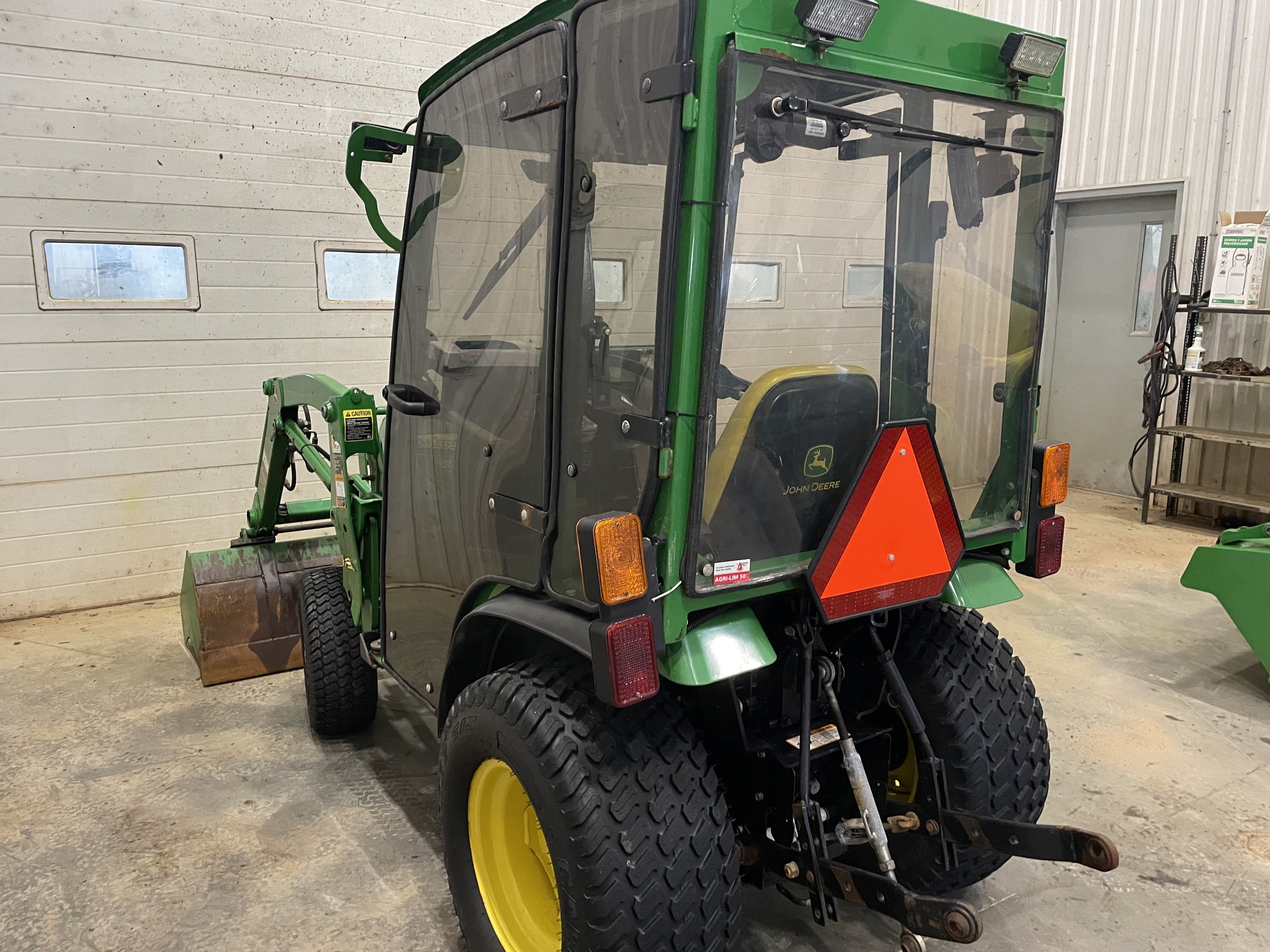 2015 John Deere 2025R Image 2