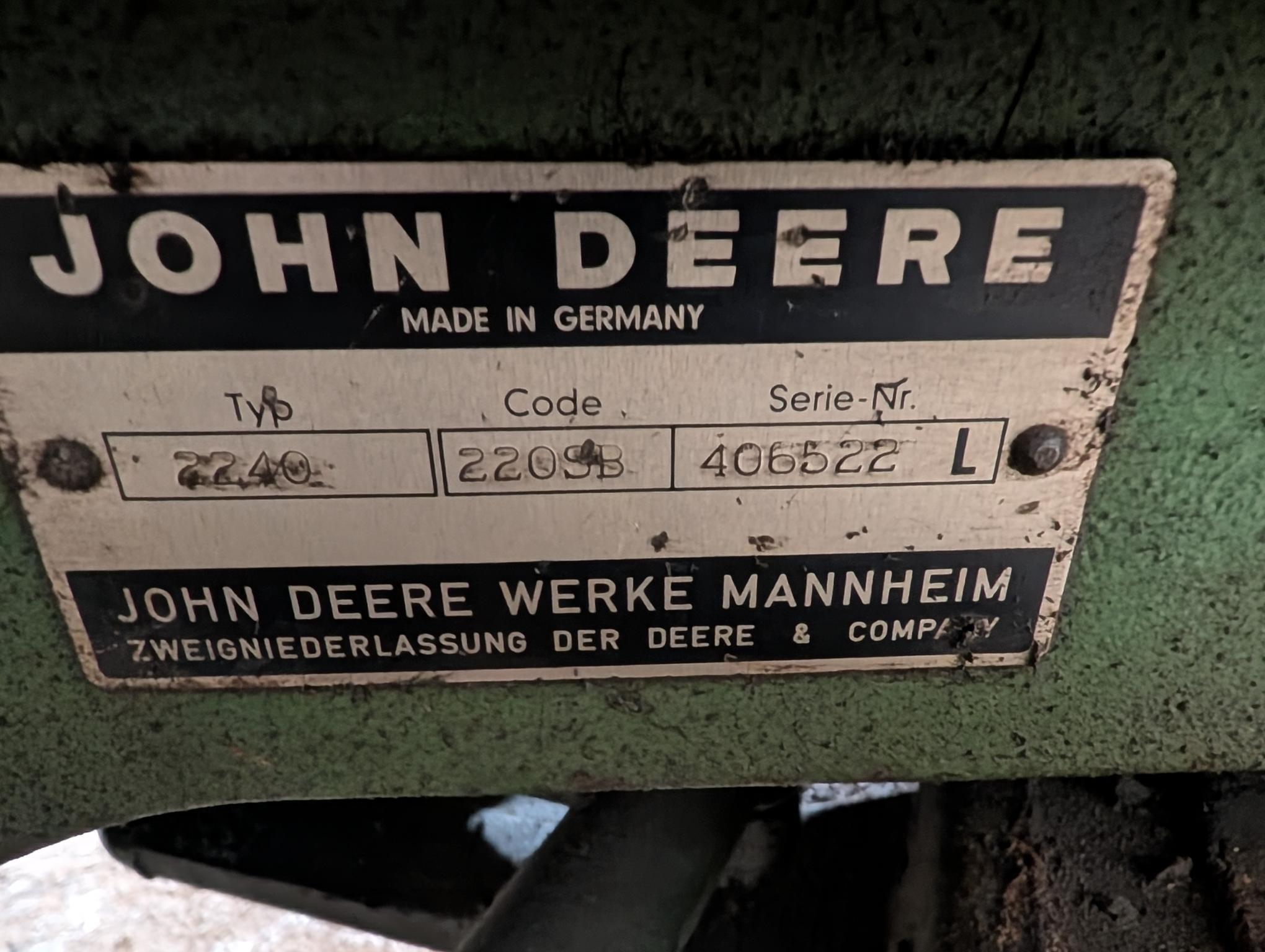 1981 John Deere 2240 Image 6