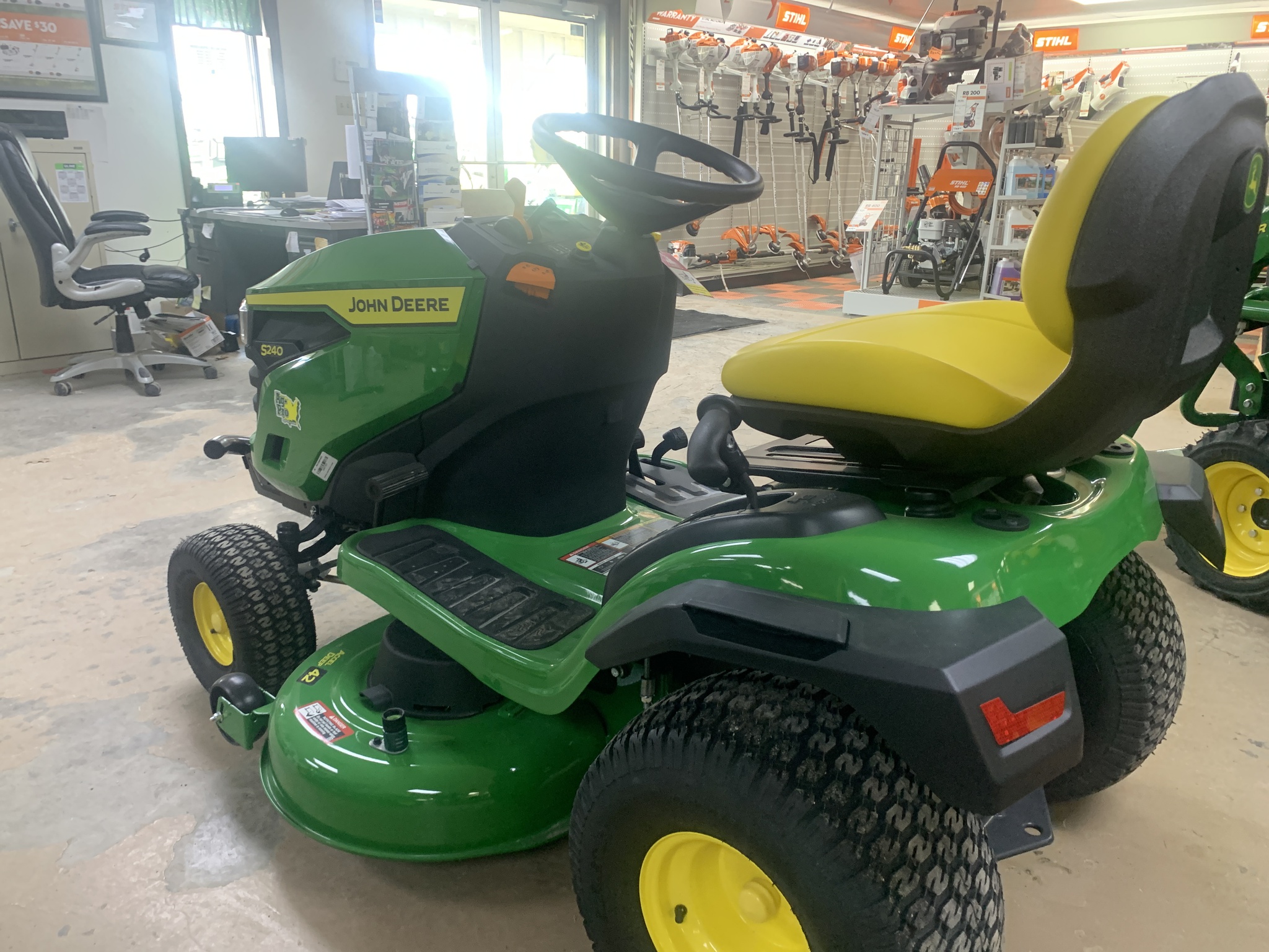 John Deere S240 Image 4