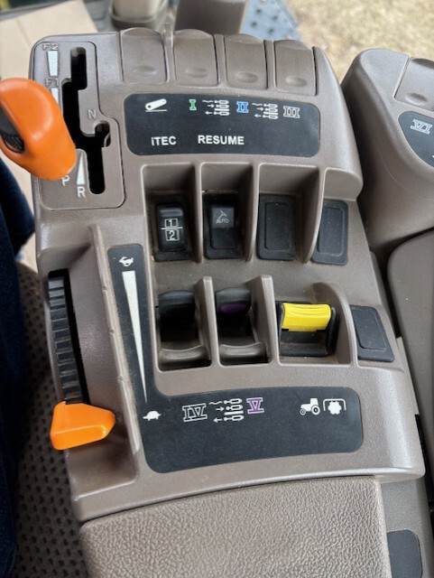 2012 John Deere 7215R Image 6