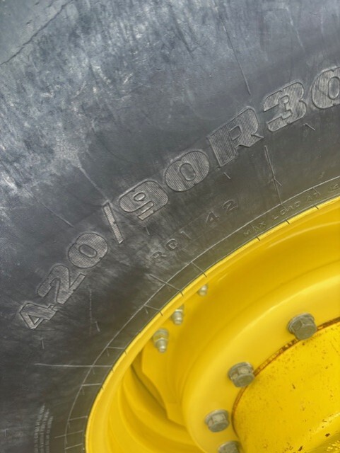 2012 John Deere 7215R Image 8