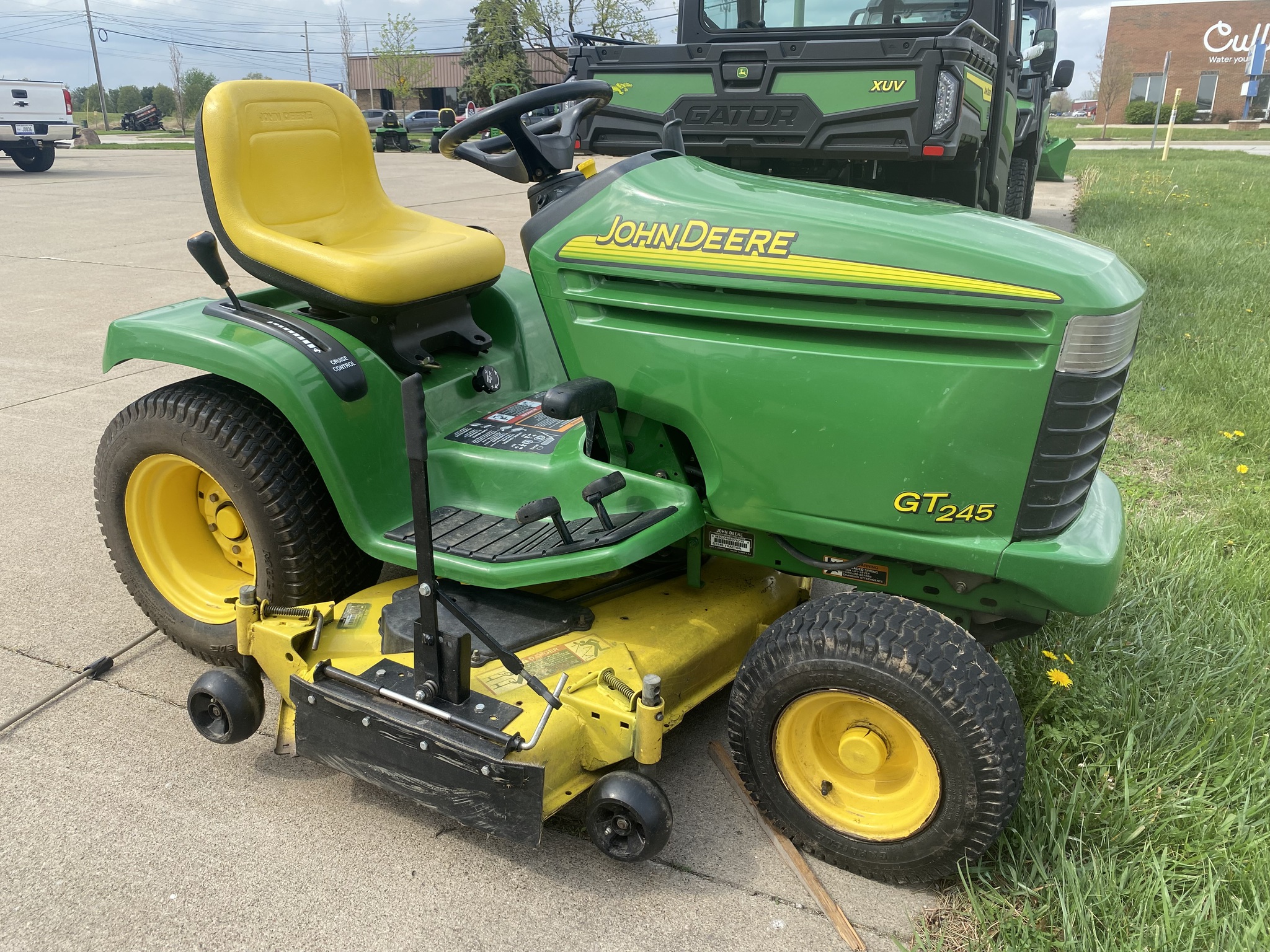 2004 John Deere GT245 Image 2