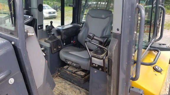 2023 John Deere 750L