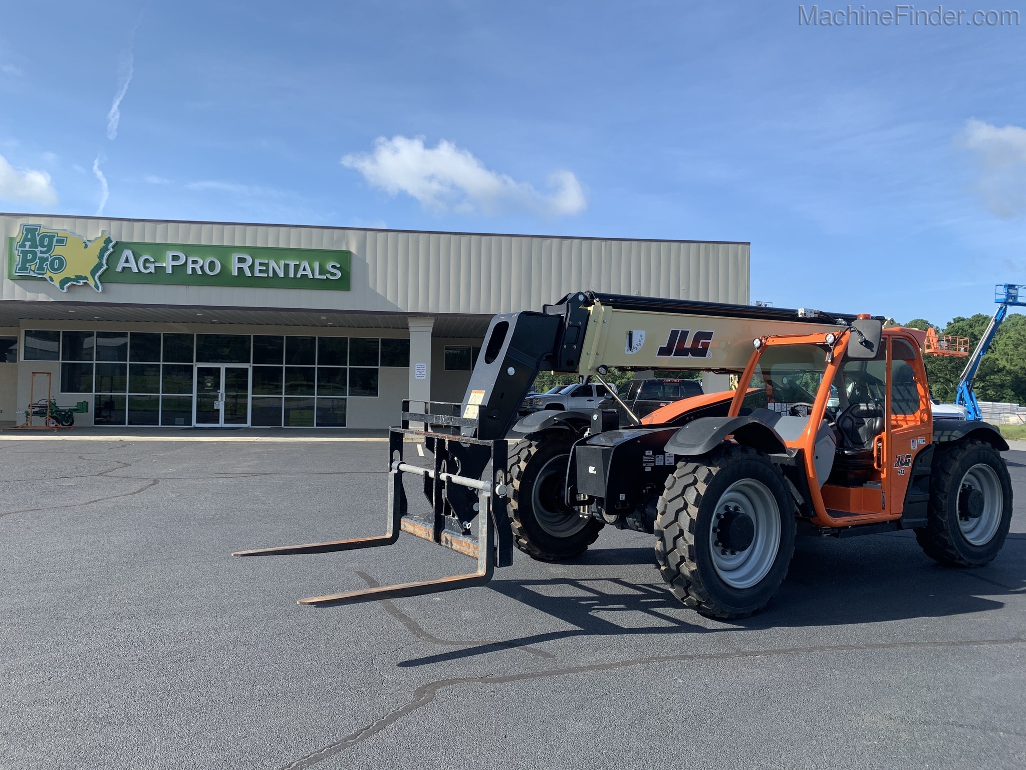 2019 JLG 943 Image 1