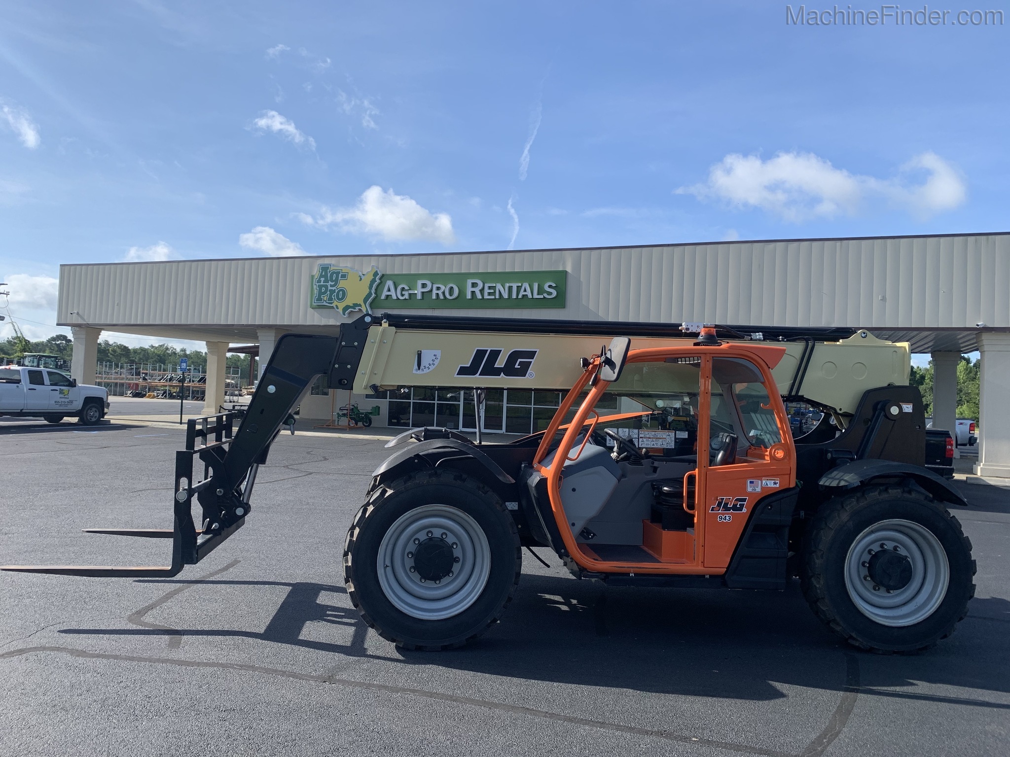 2019 JLG 943 Image 2