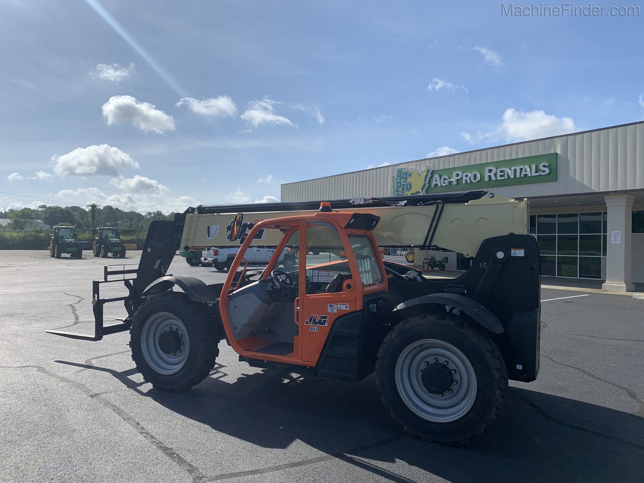 2019 JLG 943 Image 3