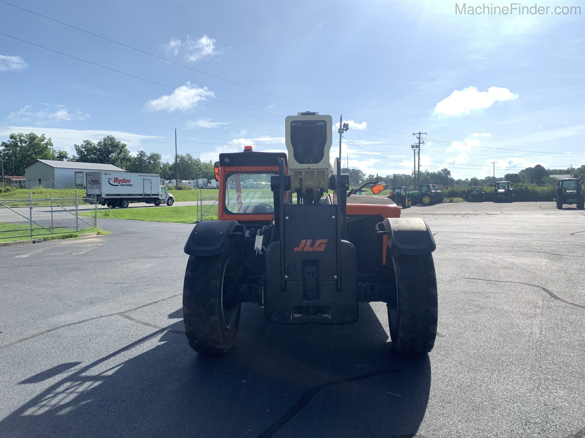 2019 JLG 943 Image 4