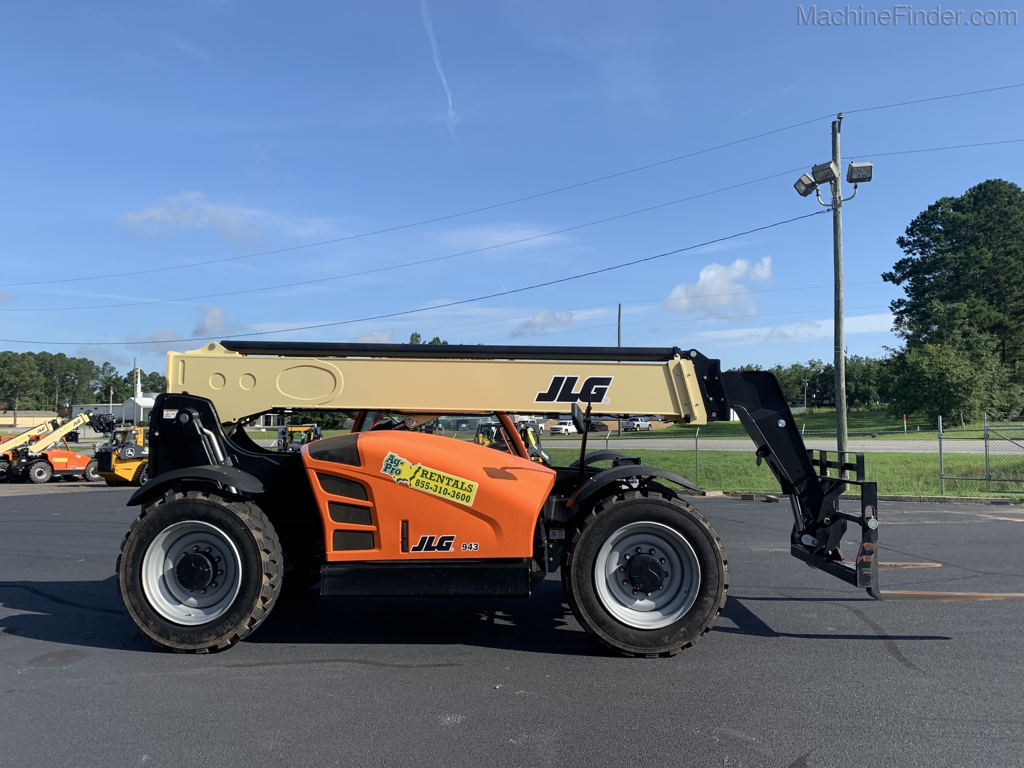 2019 JLG 943 Image 6