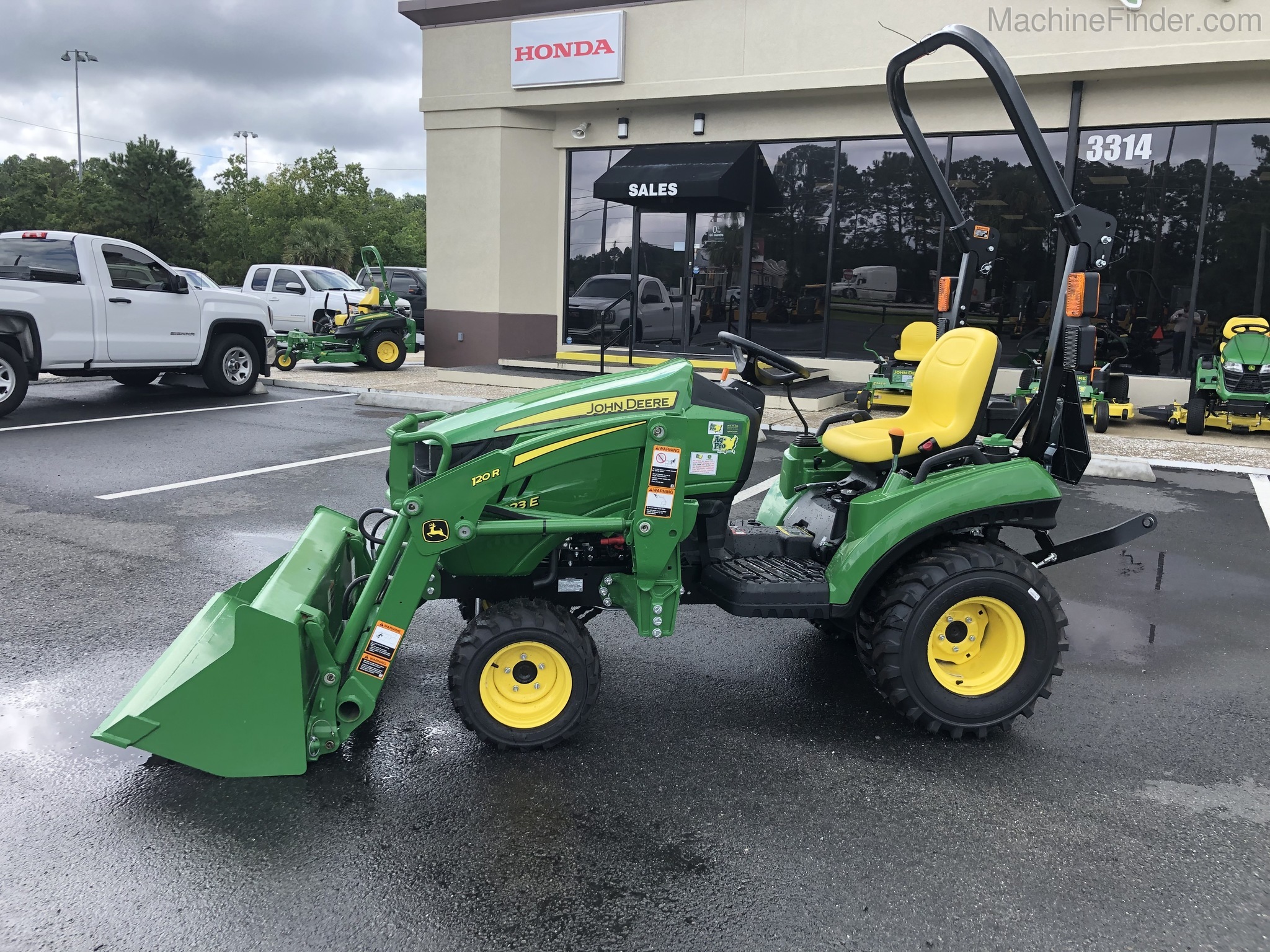 2020 John Deere 1023E Image 2