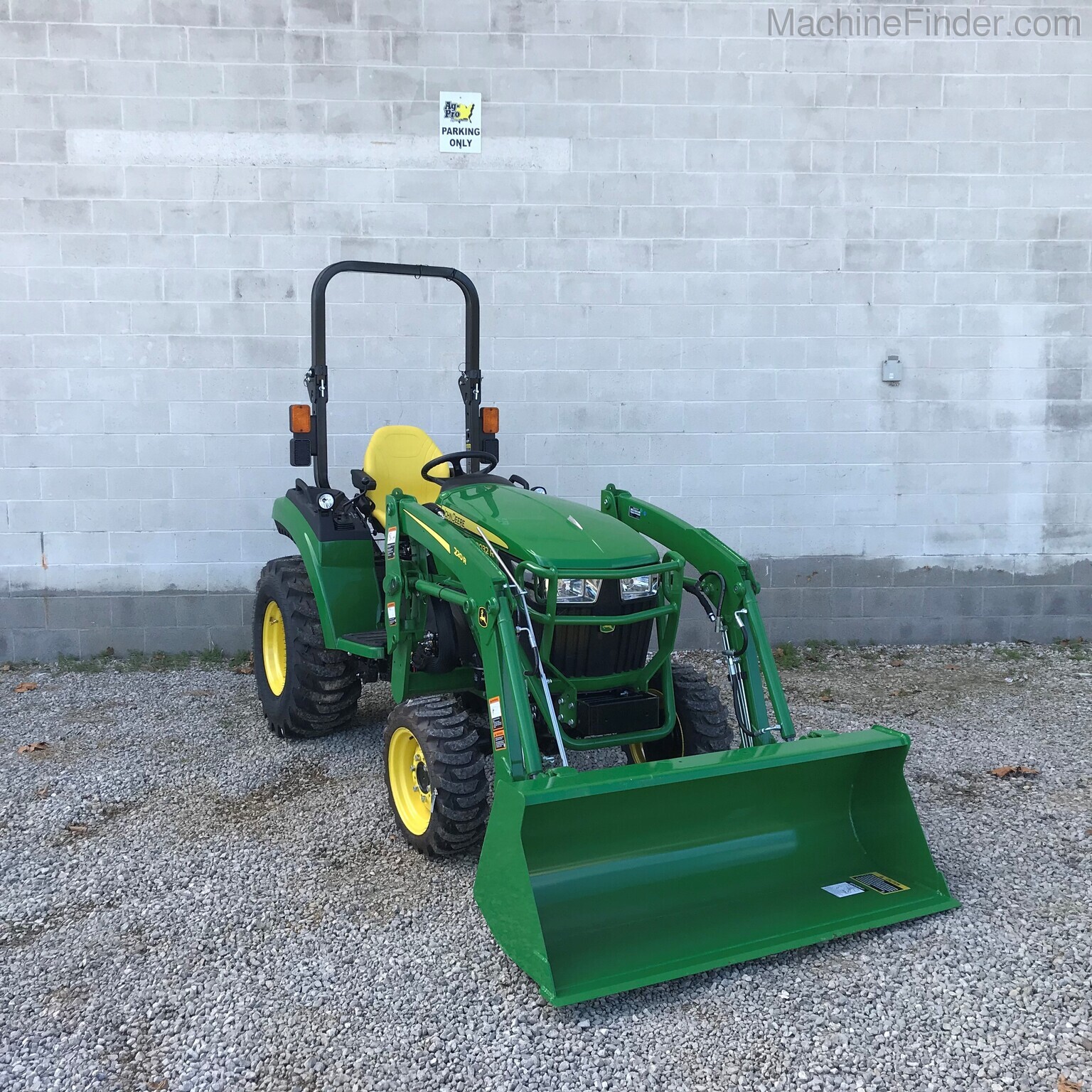 2020 John Deere 2032R Image 3