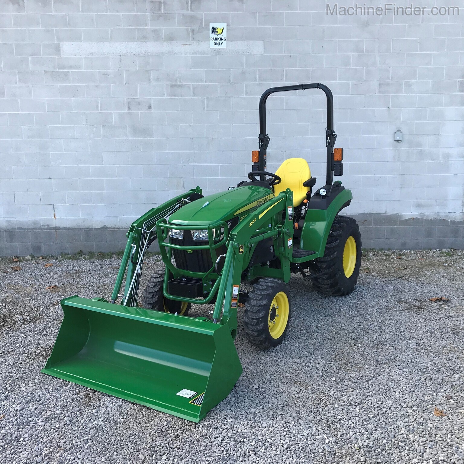 2020 John Deere 2032R Image 1