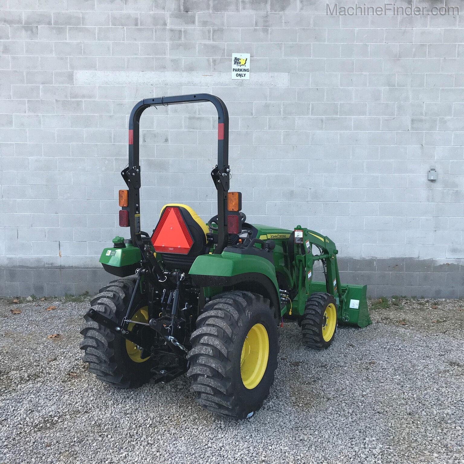 2020 John Deere 2032R Image 6