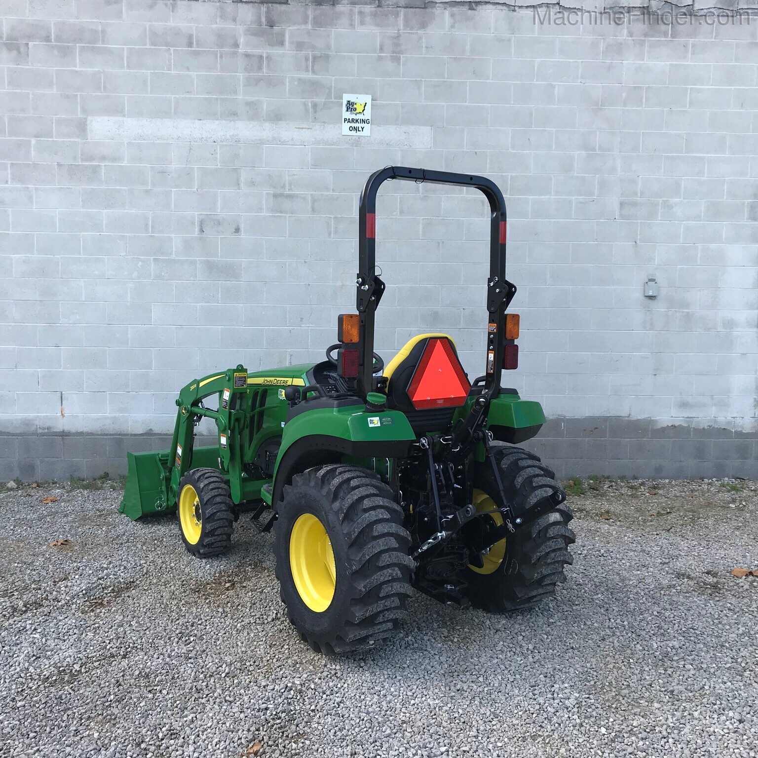 2020 John Deere 2032R Image 8