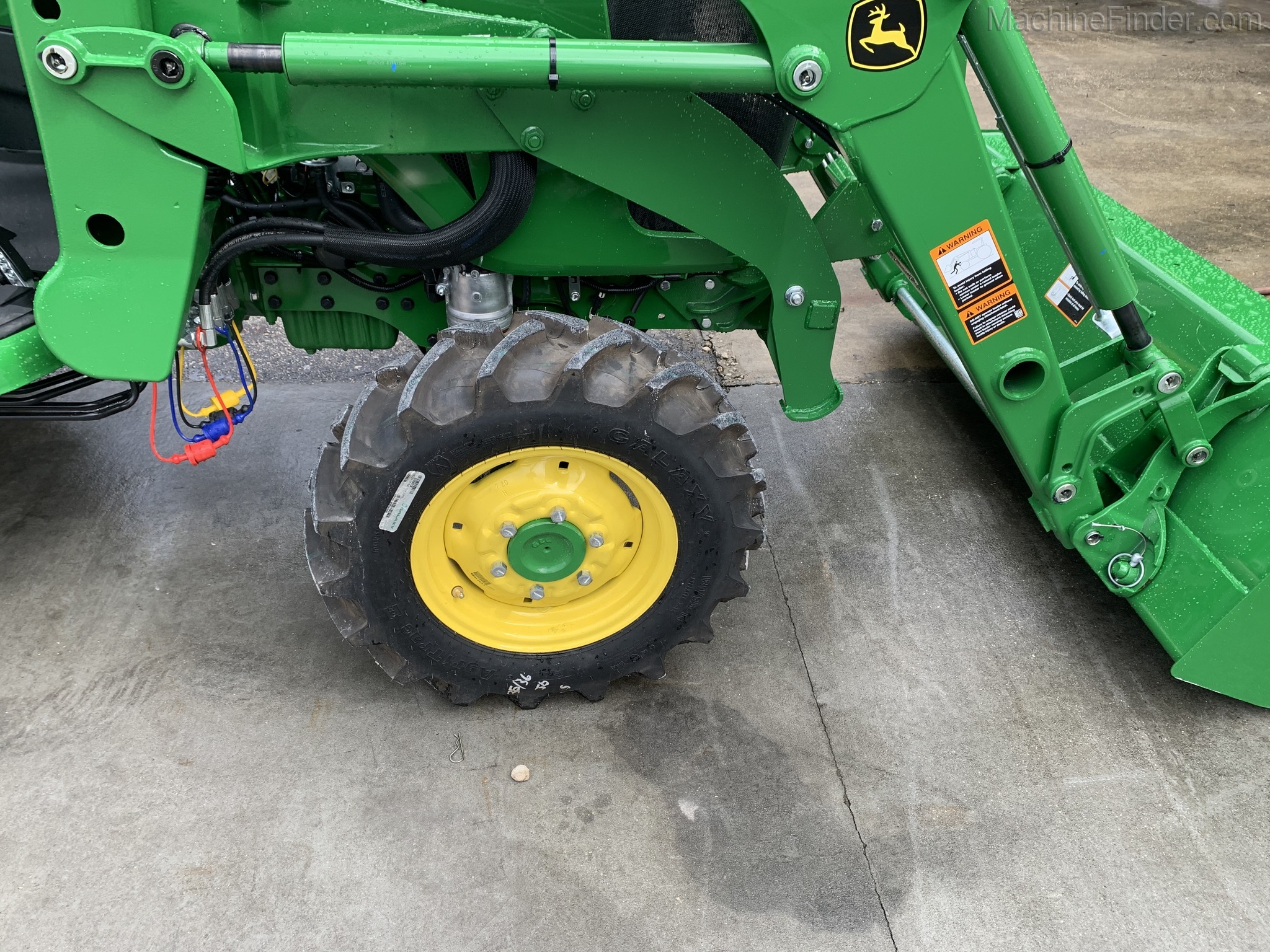 2020 John Deere 3046R Image 4