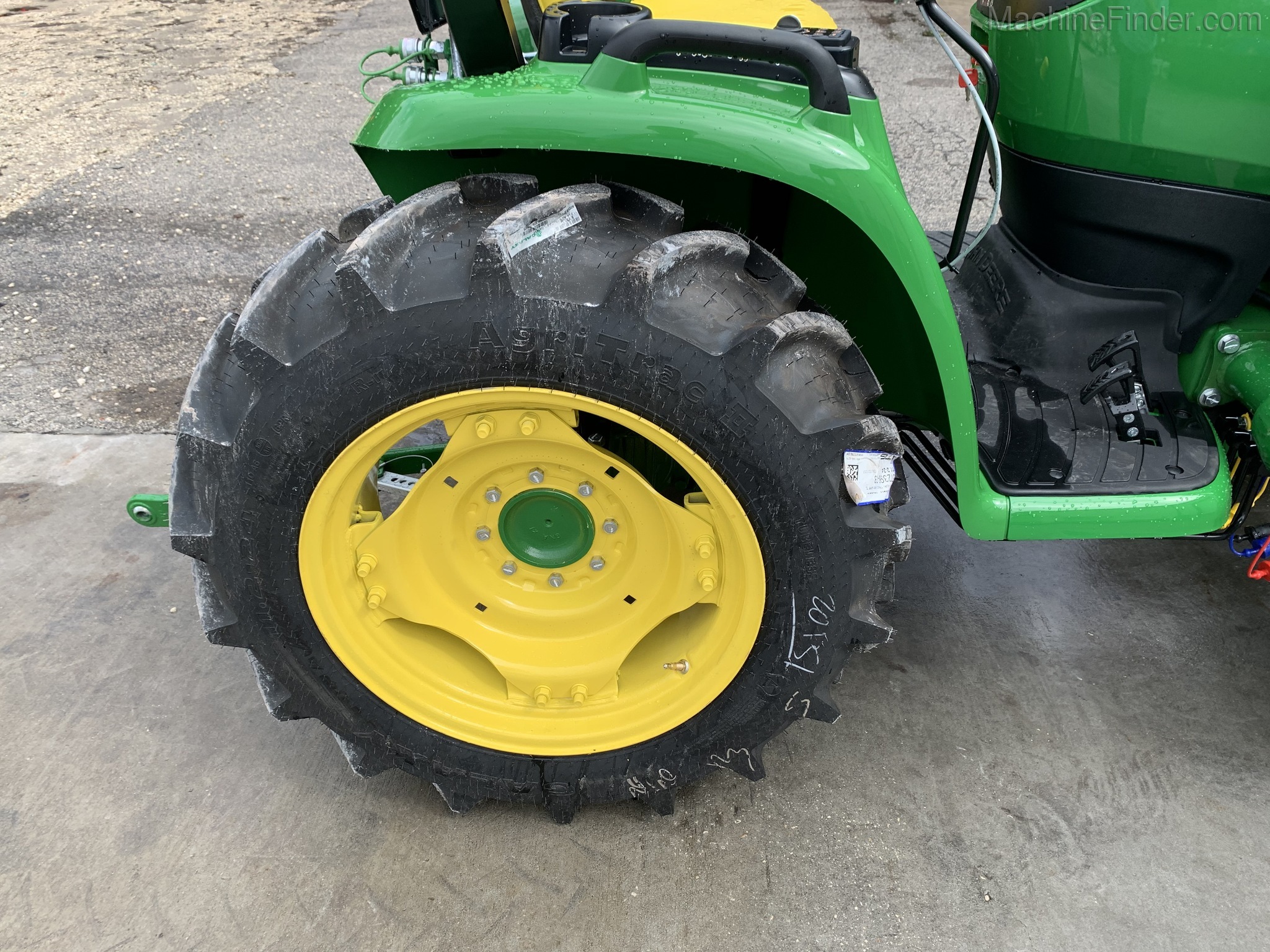 2020 John Deere 3046R Image 5