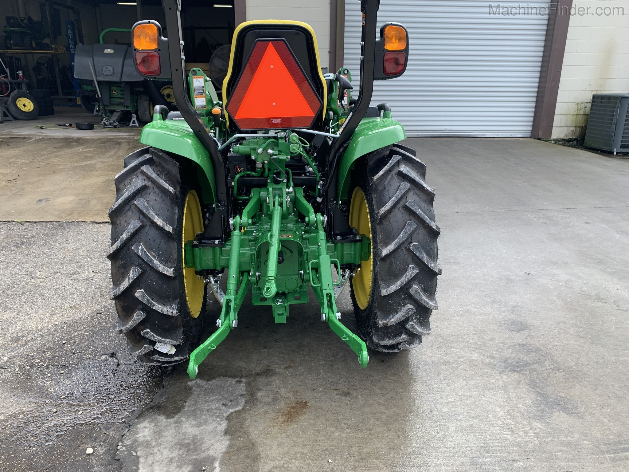 2020 John Deere 3046R Image 6