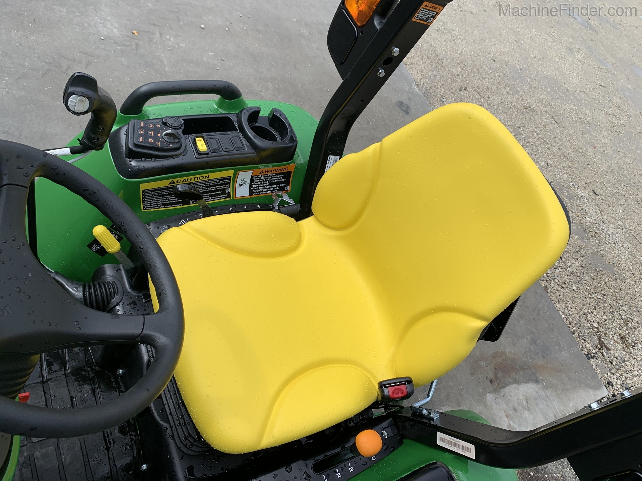 2020 John Deere 3046R Image 8