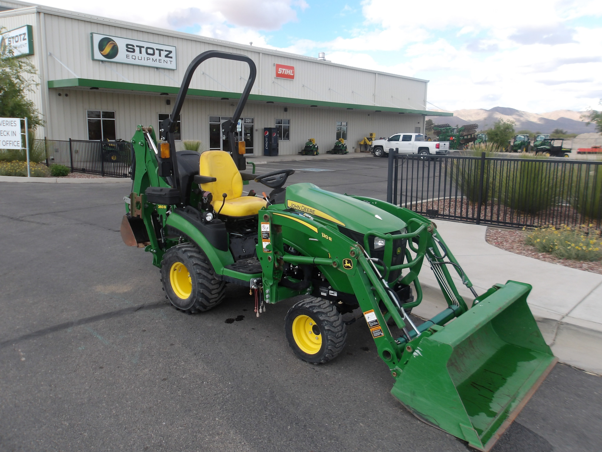 2020 John Deere 1025R Image 2