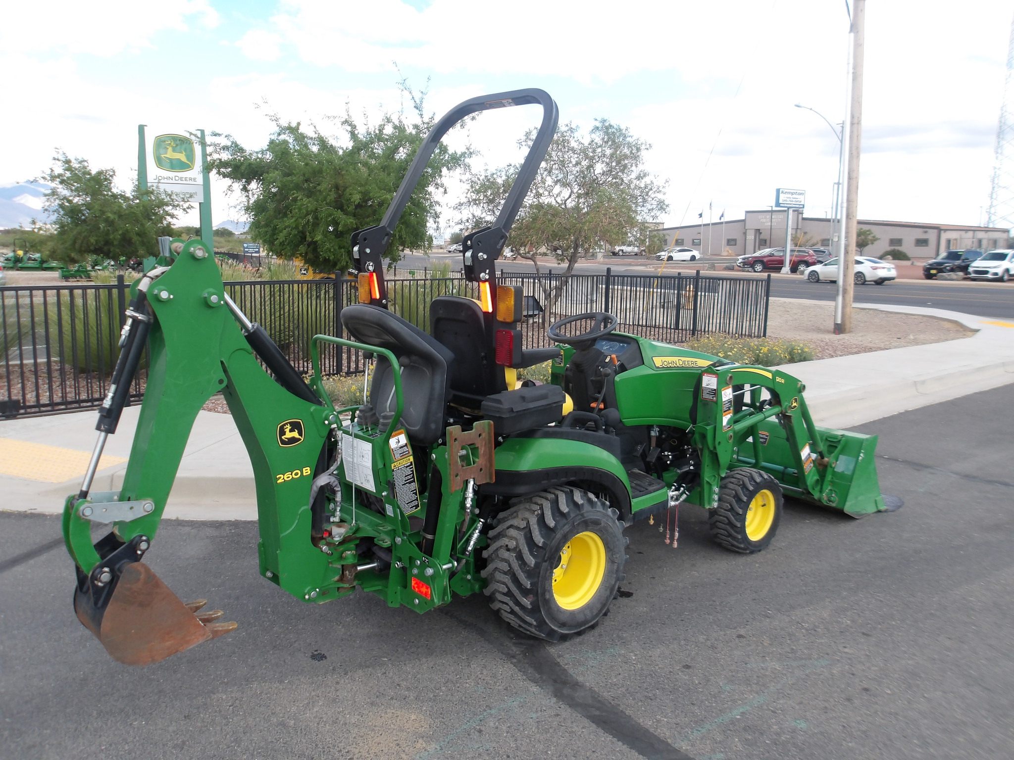 2020 John Deere 1025R Image 5