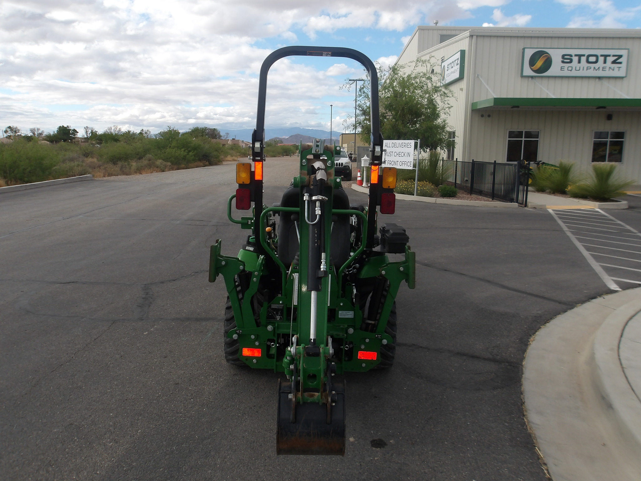 2020 John Deere 1025R Image 6