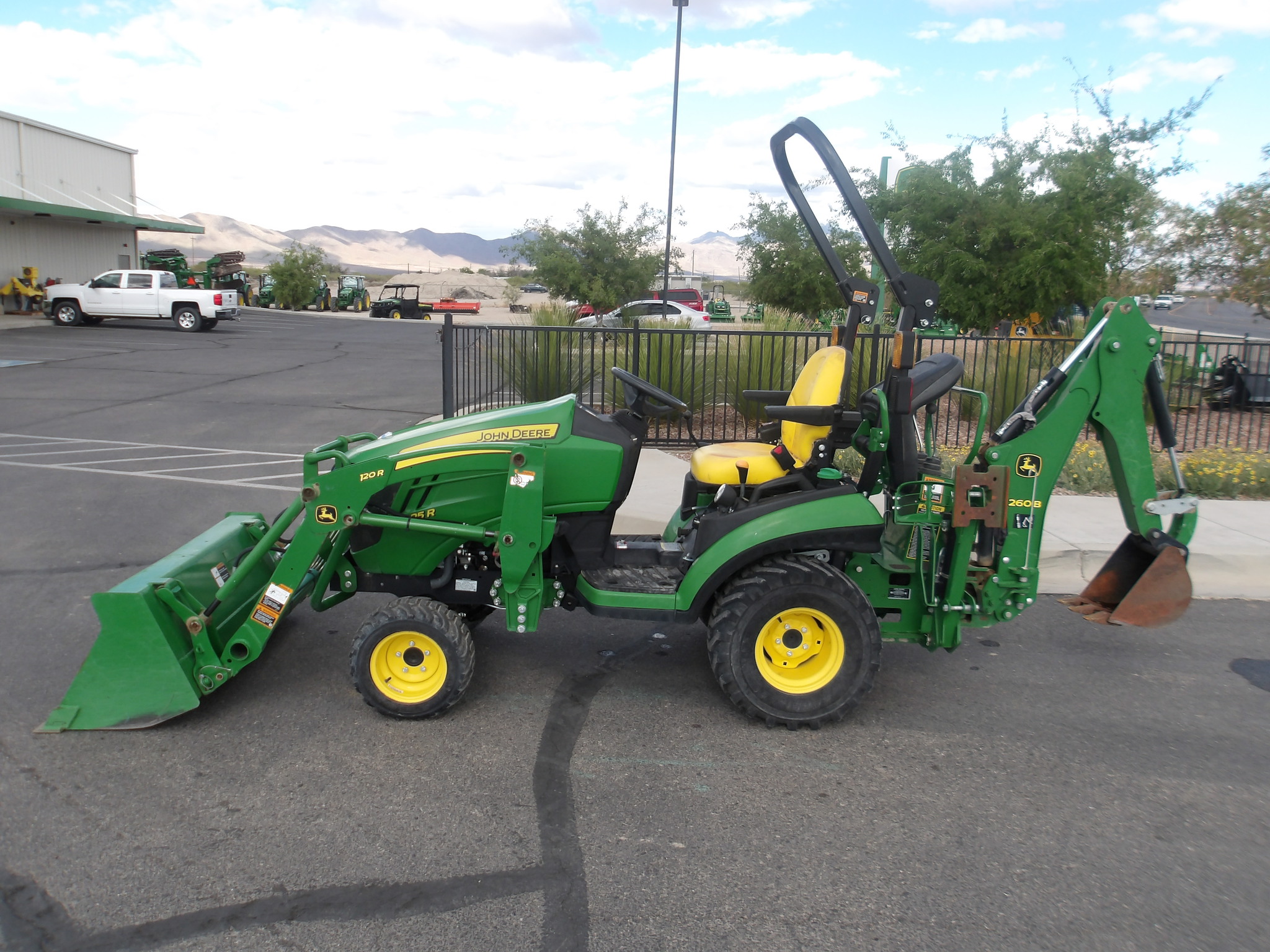 2020 John Deere 1025R Image 8