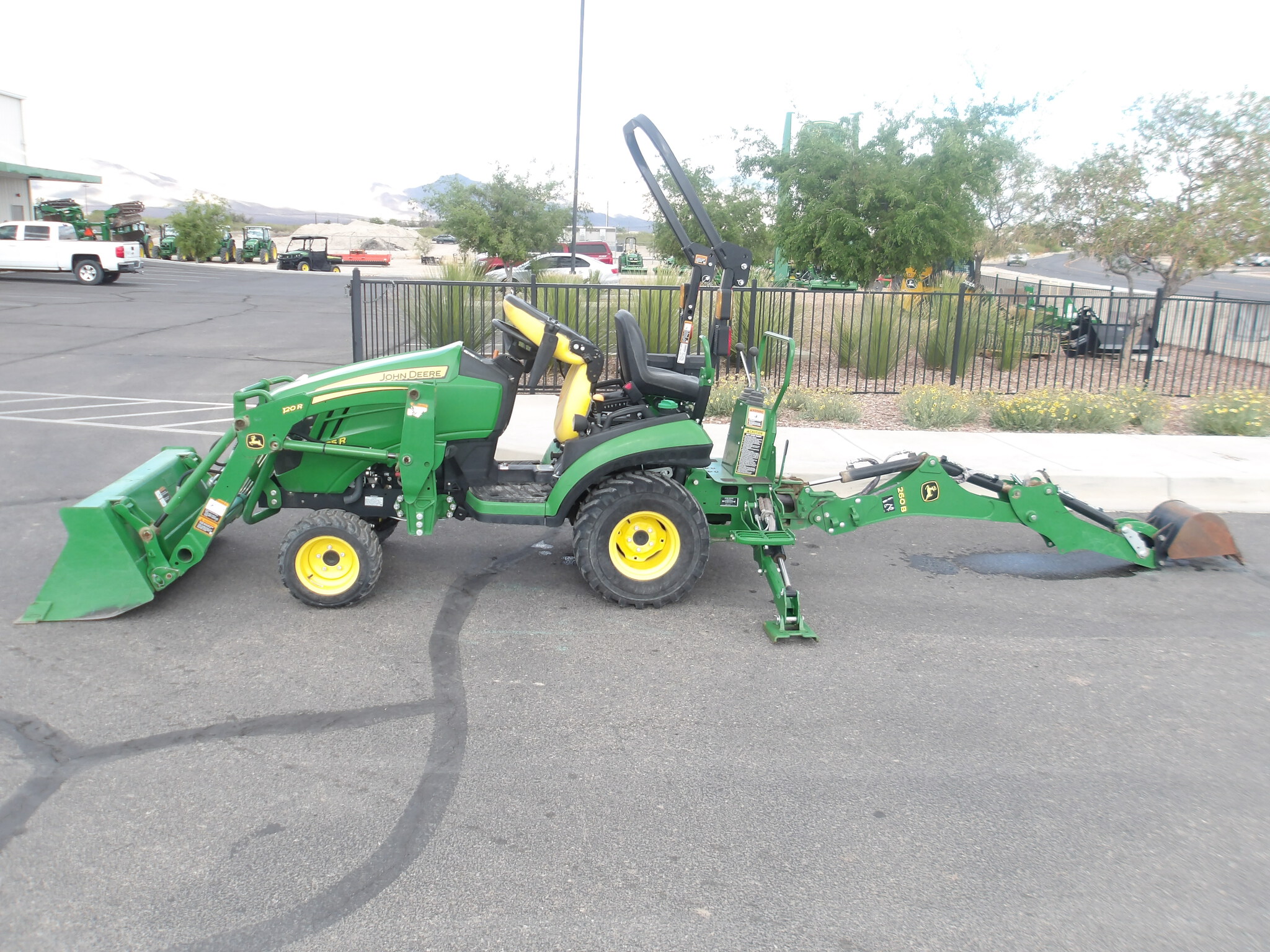 2020 John Deere 1025R Image 25
