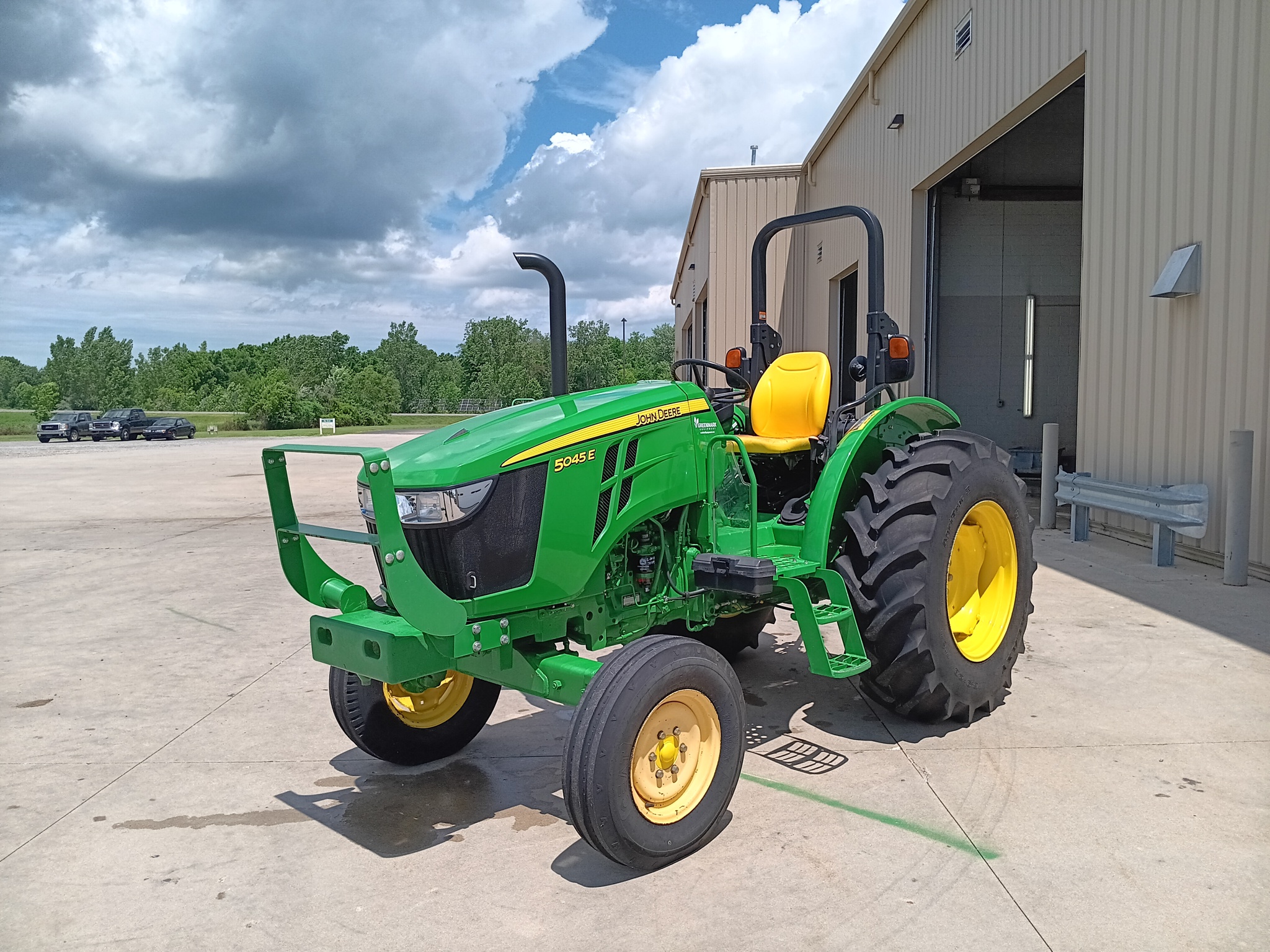 2022 John Deere 5045E Image 4