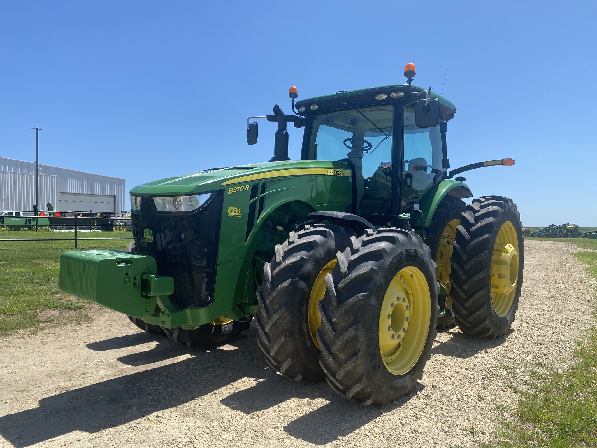 2015 John Deere 8370R Image 1