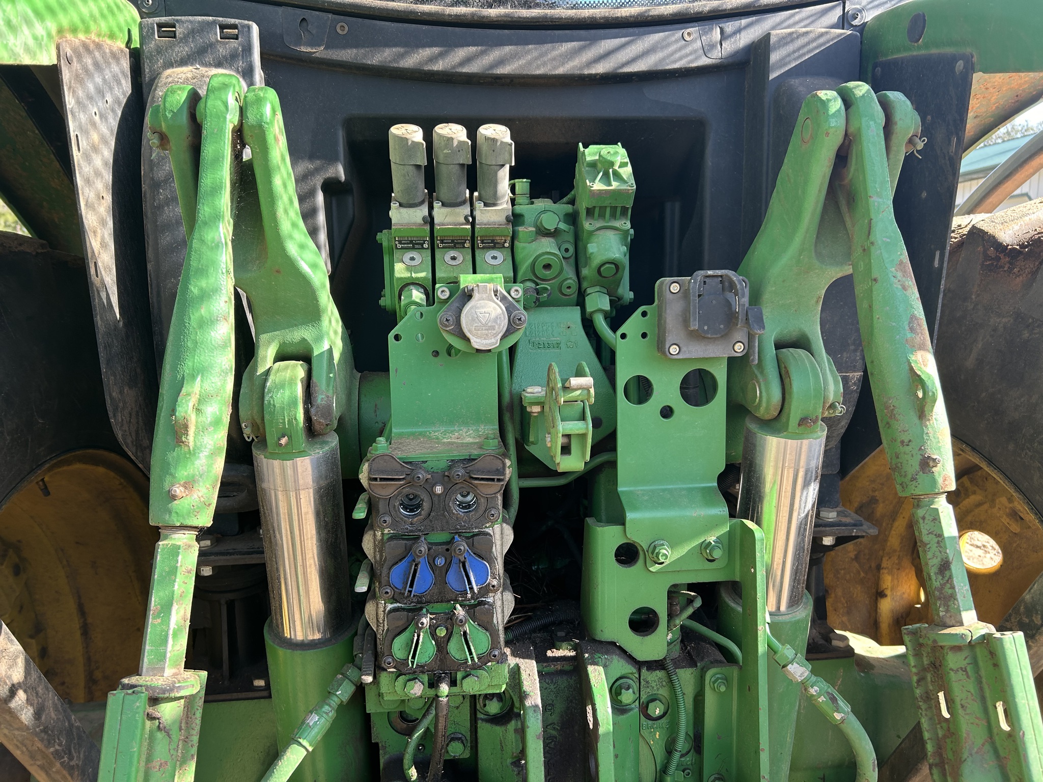 2018 John Deere 6145R Image 8