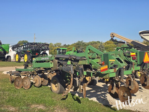 Photo of 2001 John Deere 2700
