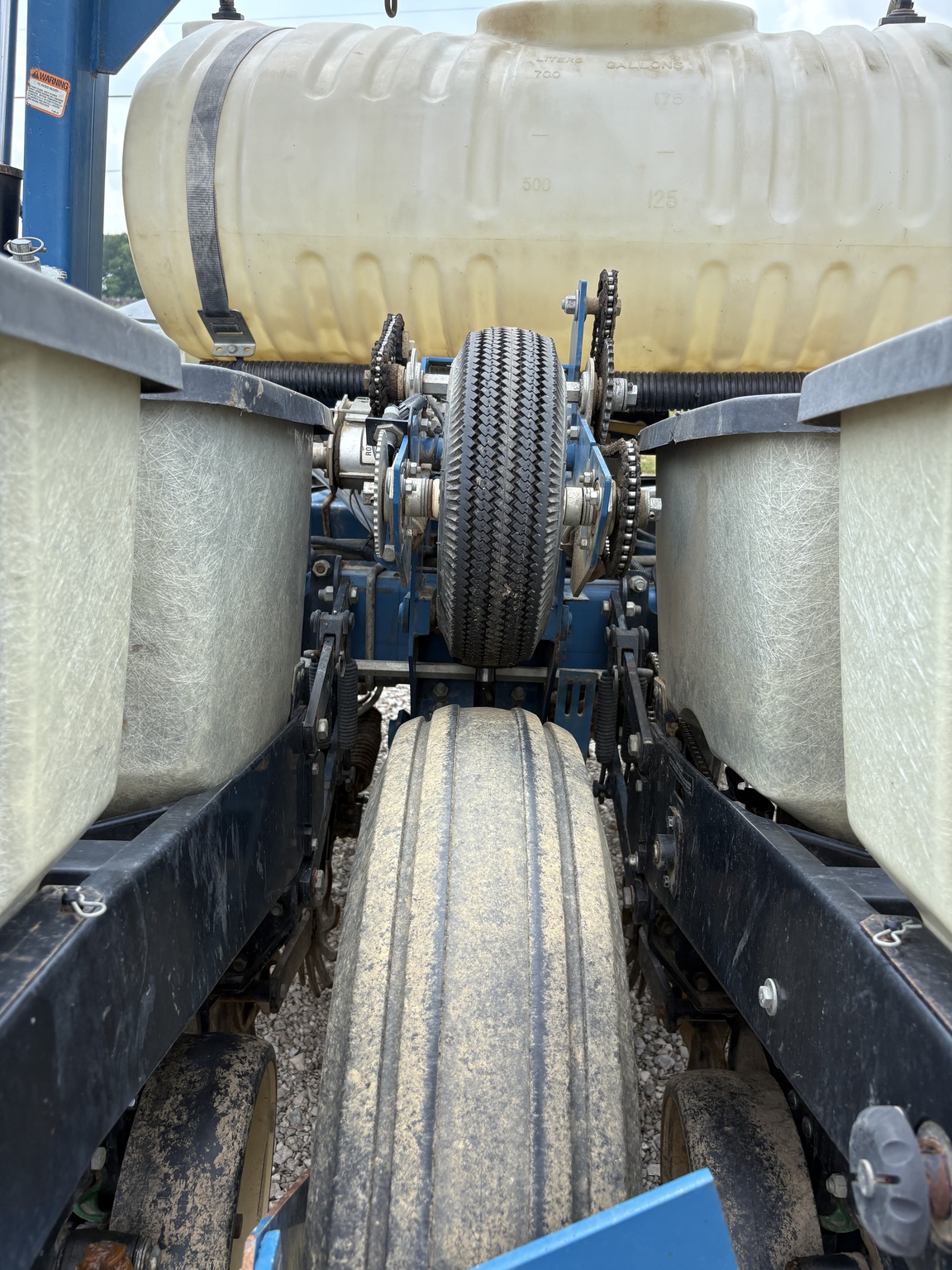 1999 Kinze 2210 Image 15