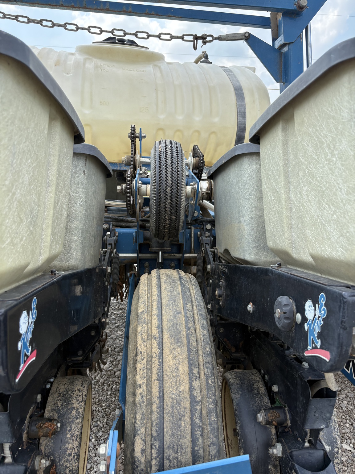 1999 Kinze 2210 Image 17