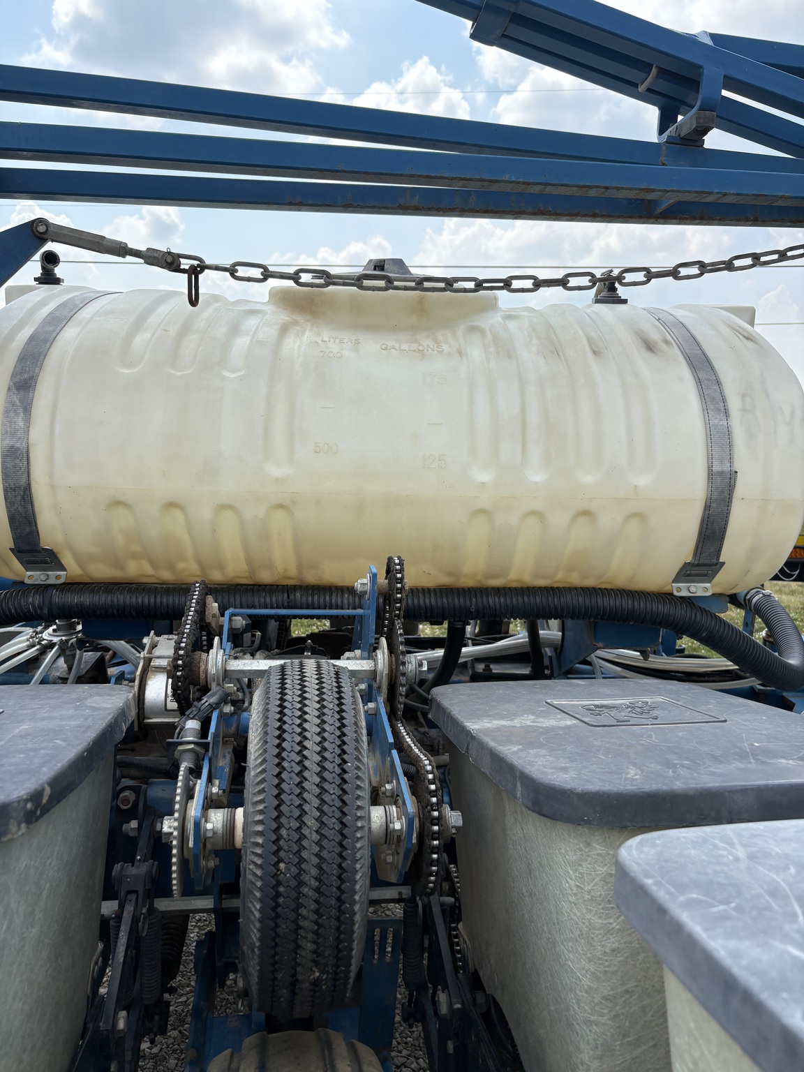 1999 Kinze 2210 Image 19
