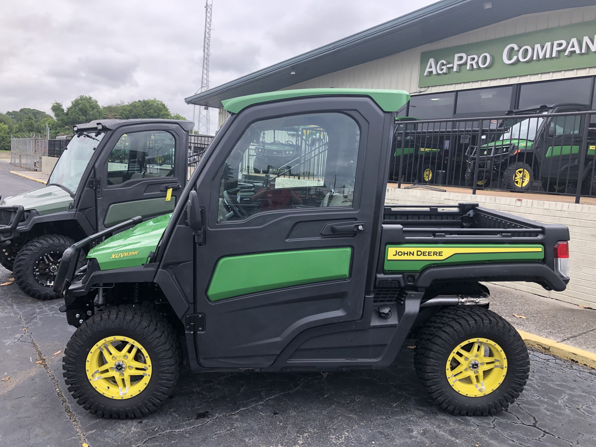 2024 John Deere XUV 835R Image 2