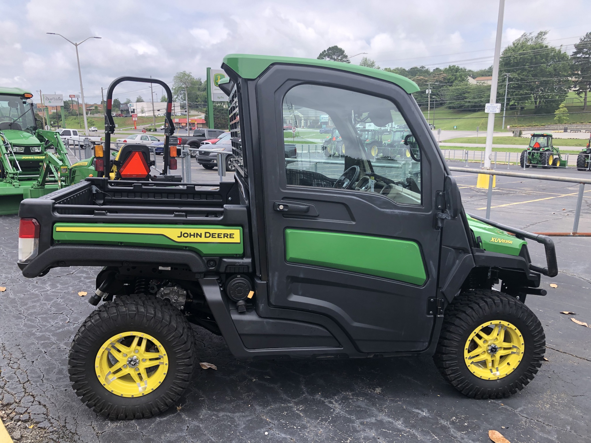 2024 John Deere XUV 835R Image 1