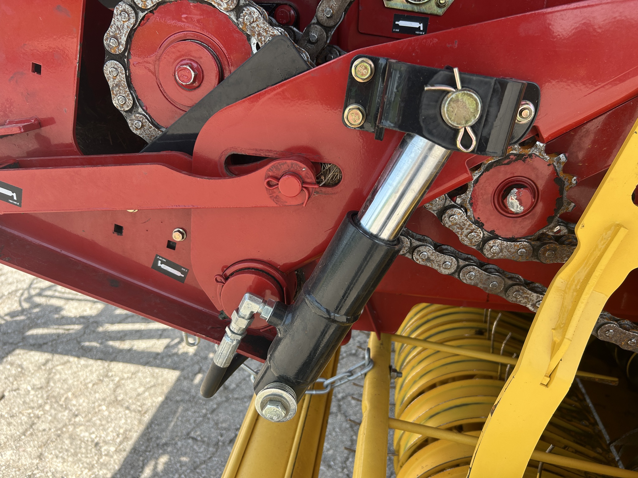  2019 New Holland Rollbelt 560 at Heritage Tractor in Baldwin City, KS