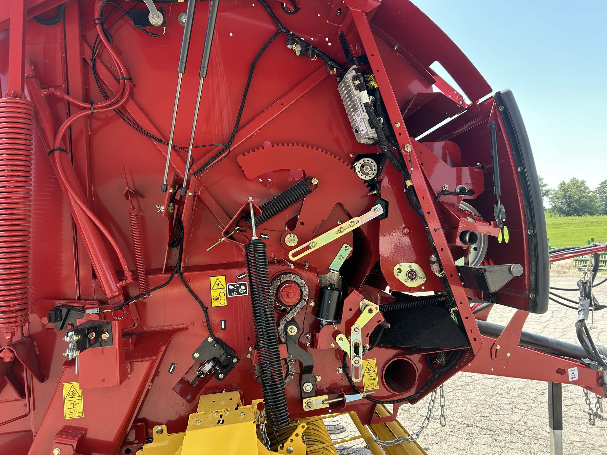  2019 New Holland Rollbelt 560 at Heritage Tractor in Baldwin City, KS