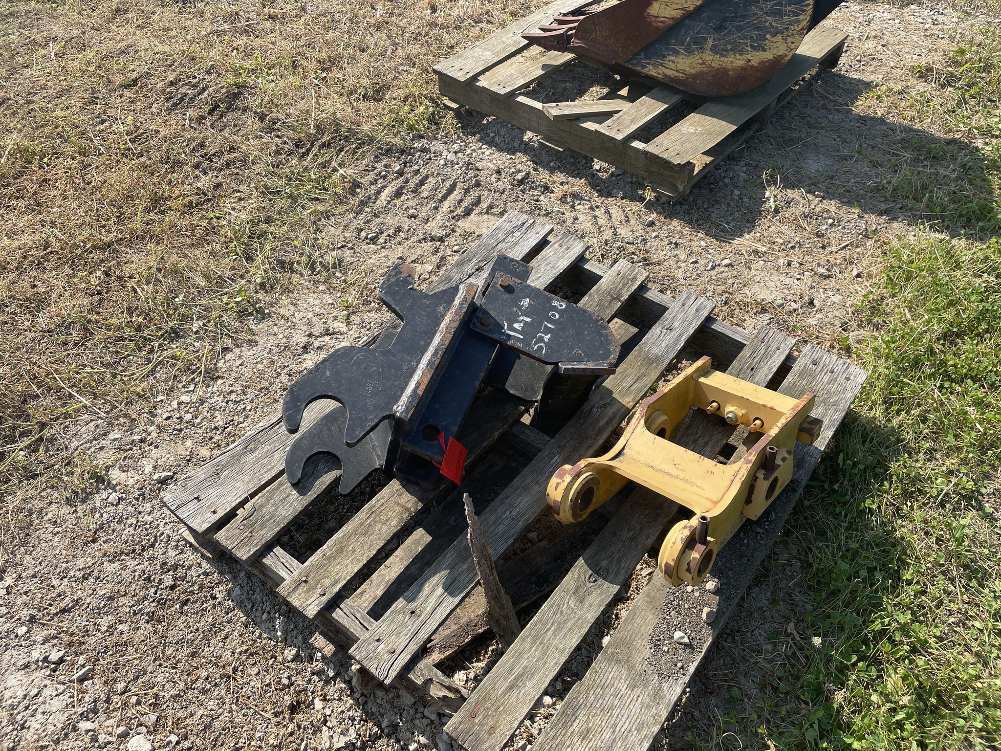 John Deere WEDGE STYLE COUPLER Image 1