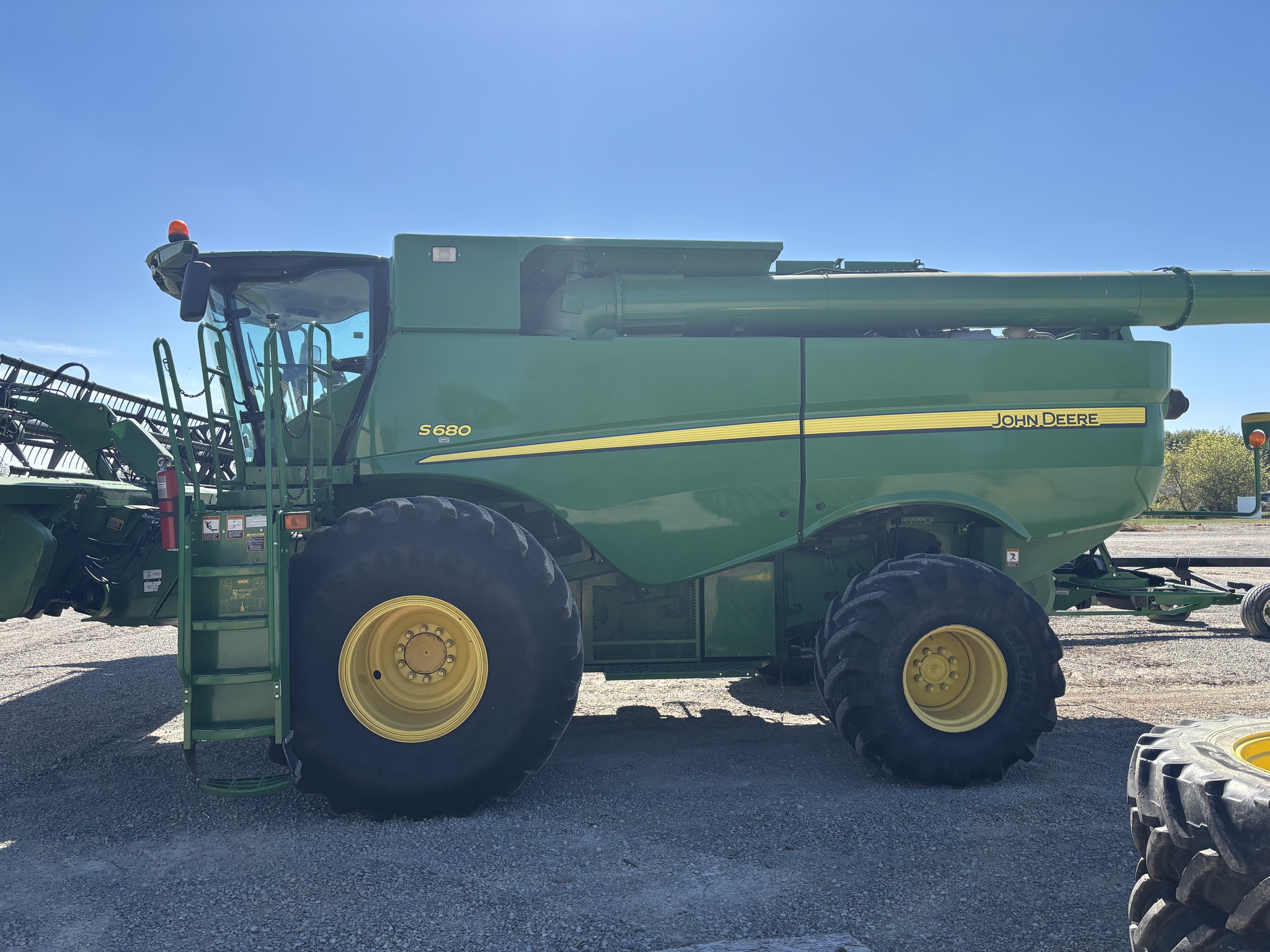 2013 John Deere S680 Image 1