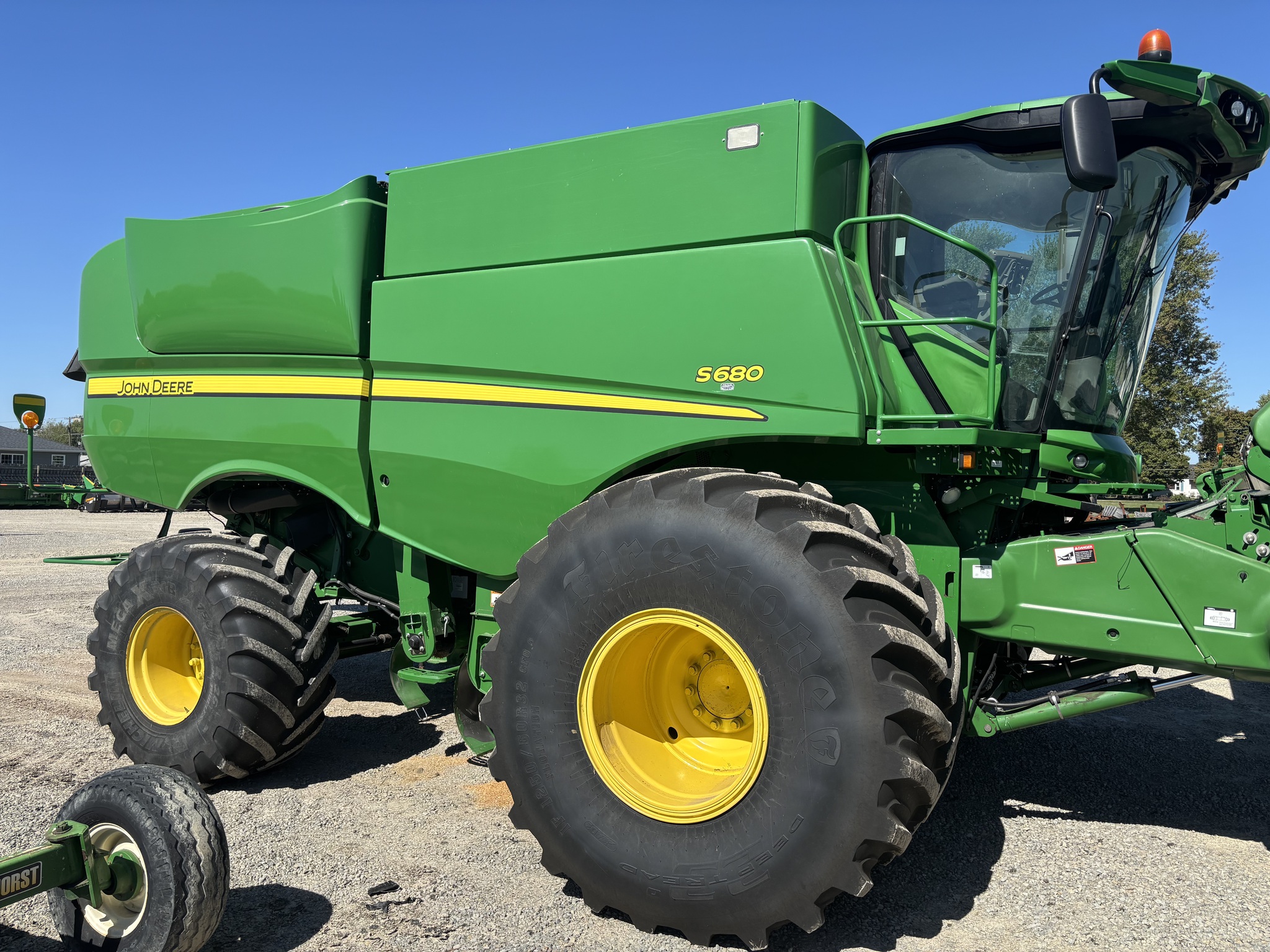 2013 John Deere S680 Image 2
