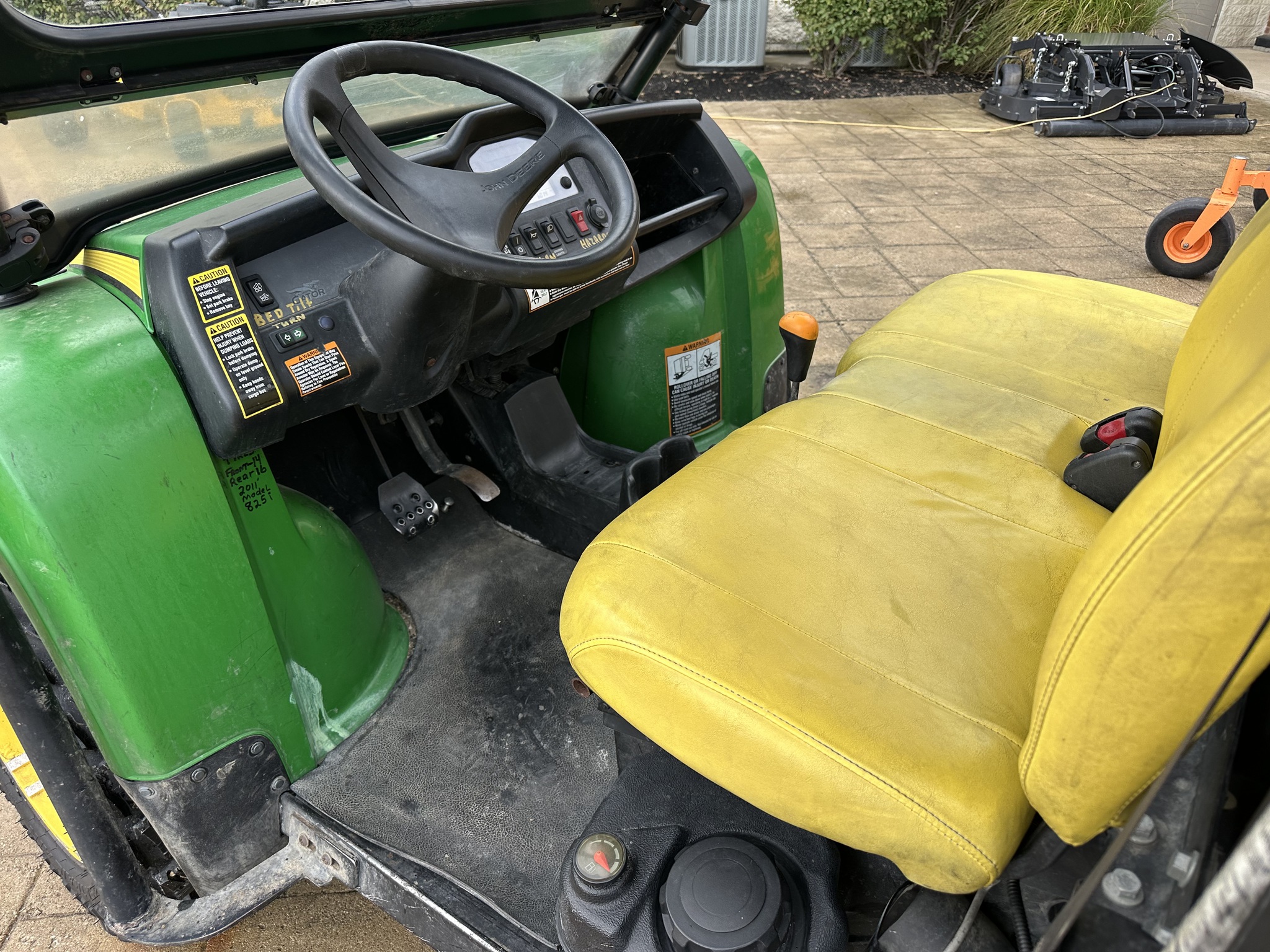 2011 John Deere XUV 825I GREEN Image 2