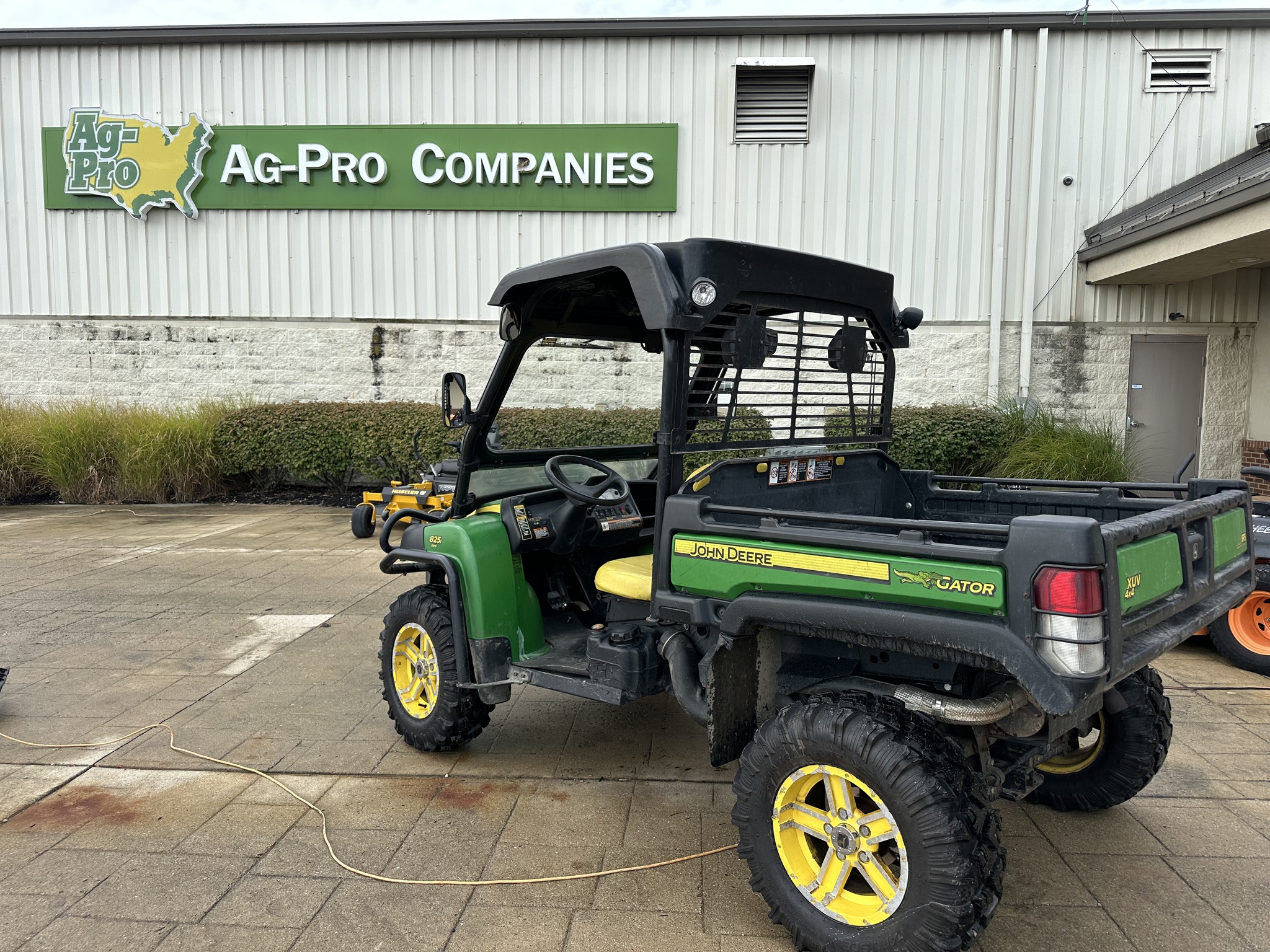 2011 John Deere XUV 825I GREEN Image 1