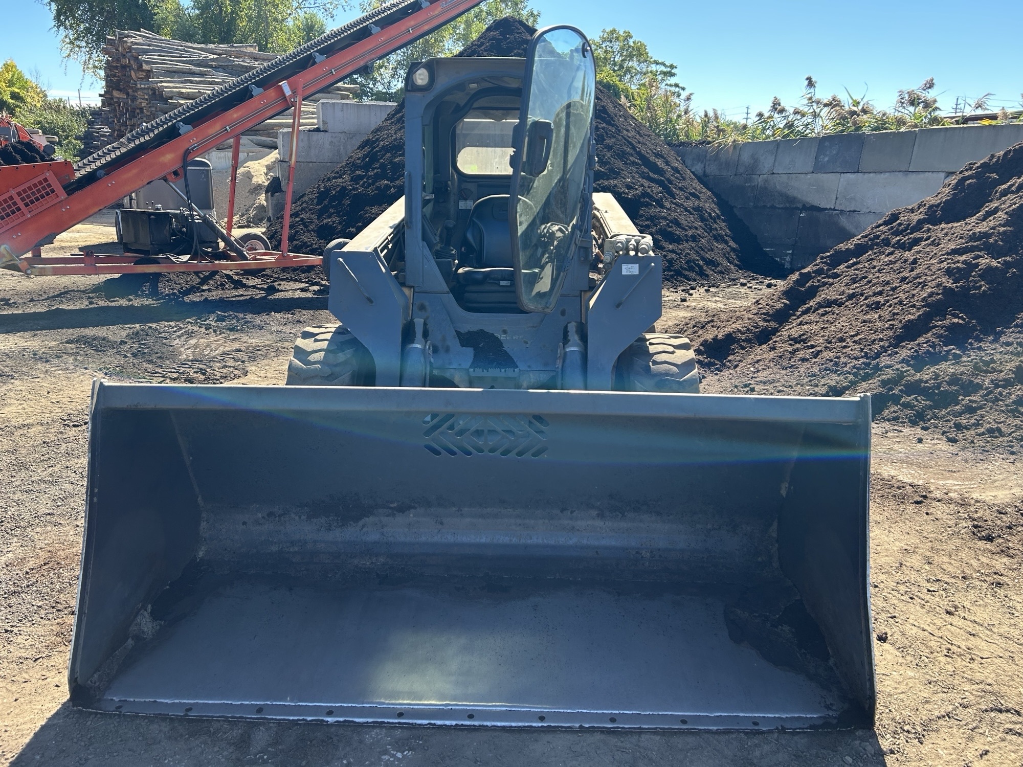 2013 John Deere 332E Image 2