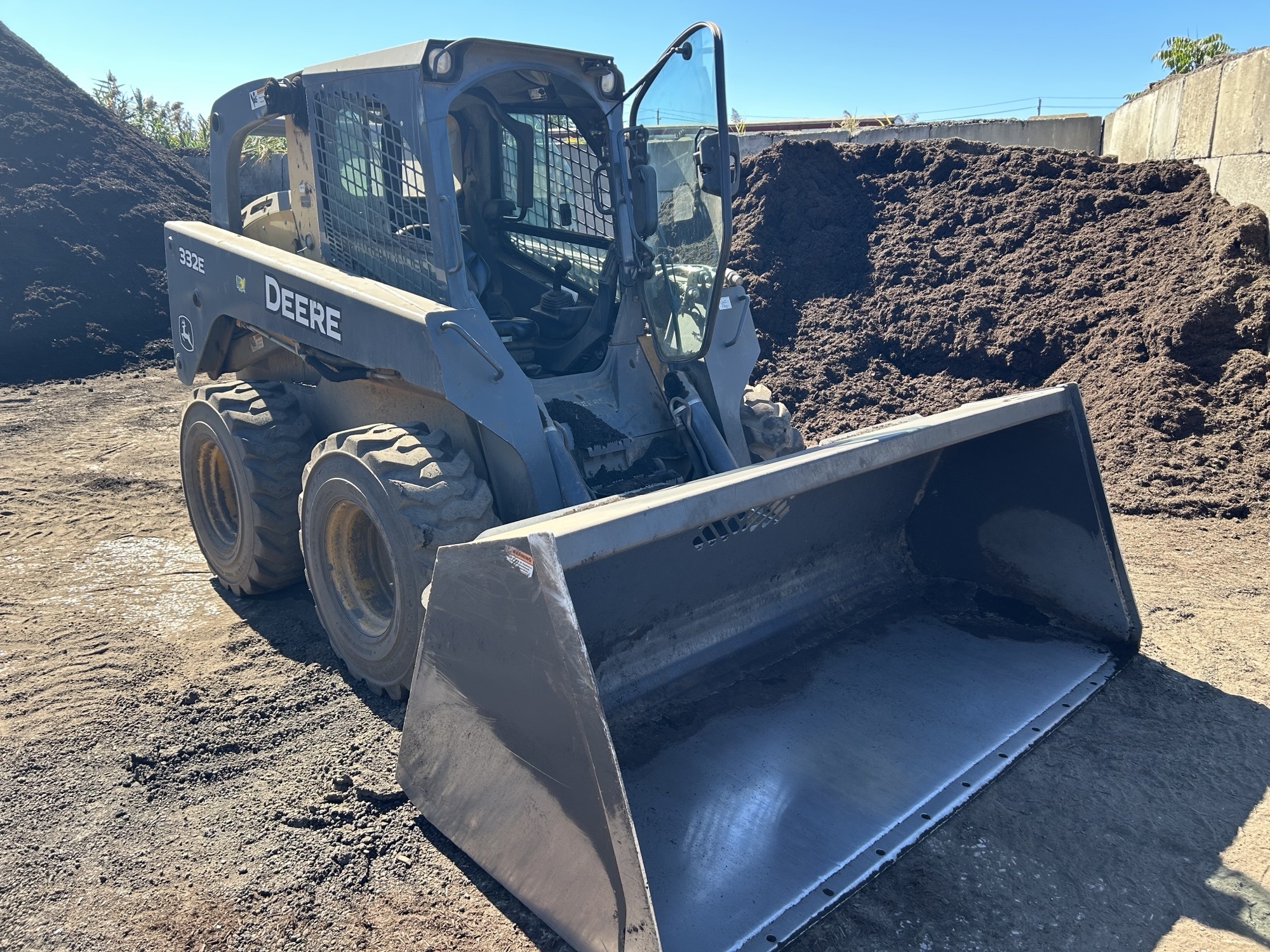 2013 John Deere 332E Image 3